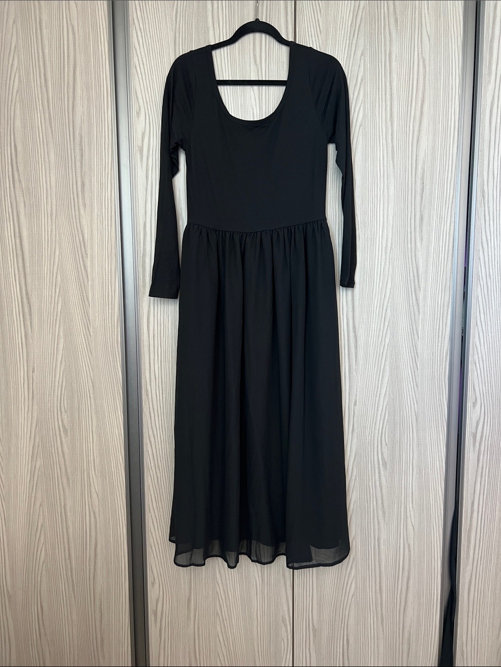GAP Black Long-Sleeve Scoop-Neck Midi Dress